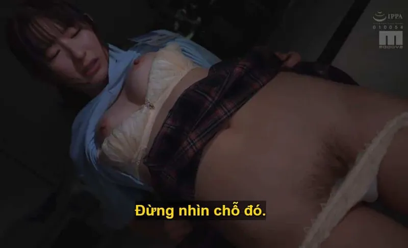 Sếp dự mưu quan hệ với cô em dưới quyền kiêu kỳ lười nhác, suốt ngày chỉ chăm chăm nhắn tin yêu đương.